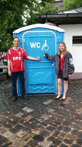 v.l Peter Marx und Katrin Gensecke am gesponserten Behinderten WC