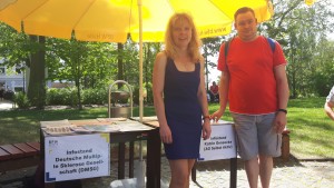 Katrin Gensecke und Andre` Thiel am Infostand in Halle im Berufsförderungswerk