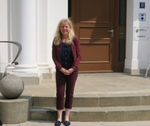 Katrin Gensecke steht vor der Eingangstüre des Landtages