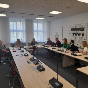 5 Männer und drei Frauen sitzen an einem u-förmigen Tisch im Fraktionsraum der SPD Landtagsfraktion