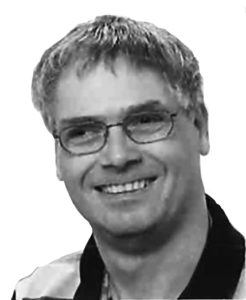 schwarz weiß Foto eines Mannes mit Brille und vollem Haar