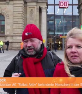 Olaf Schmiedeck und Katrin Gensecke stehen vor dem Magdeburger Hauptbahnhof und gegen ein Interwiev