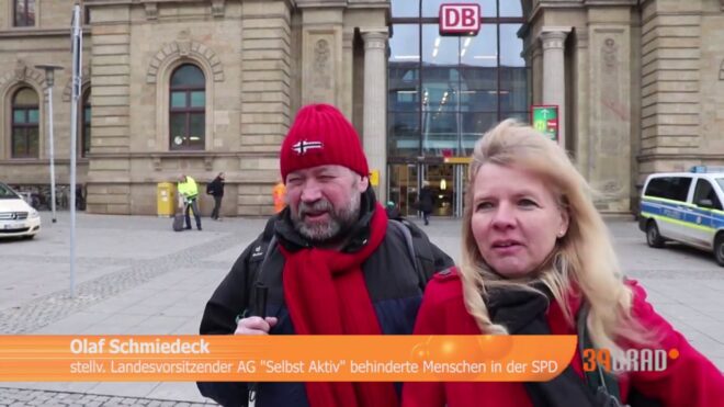 Olaf Schmiedeck und Katrin Gensecke stehen vor dem Magdeburger Hauptbahnhof und gegen ein Interwiev
